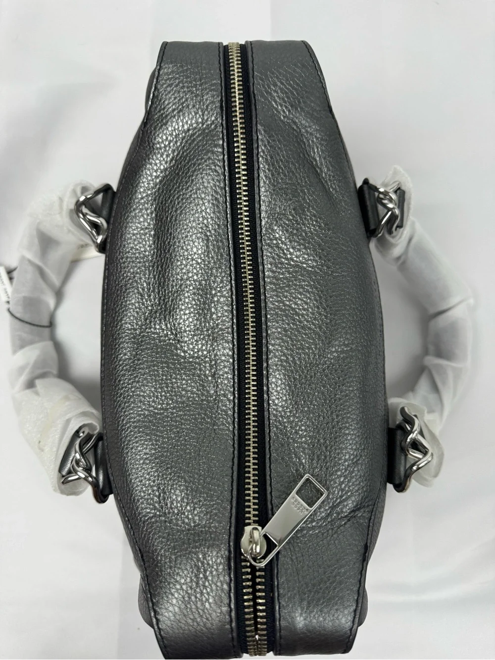 Marc Jacobs versatile top closure